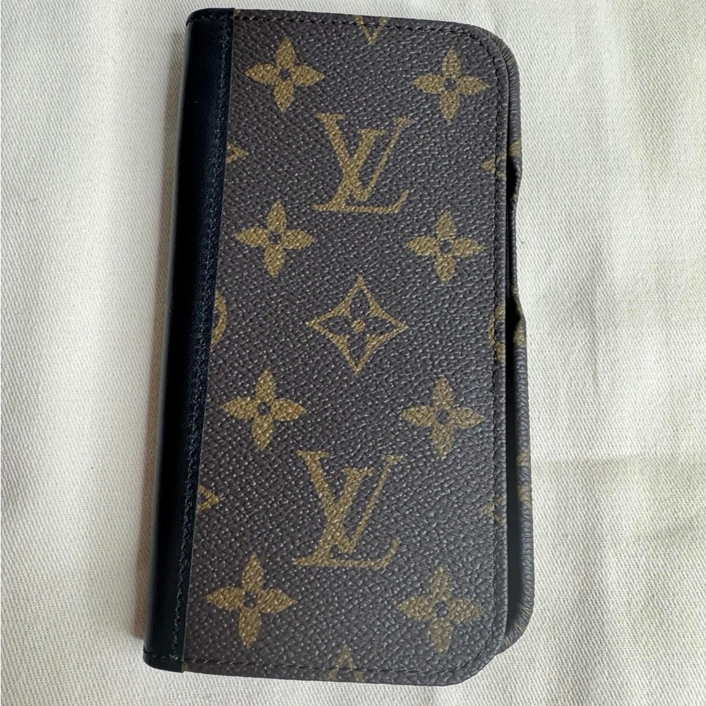 Louis Vuitton Folio Case